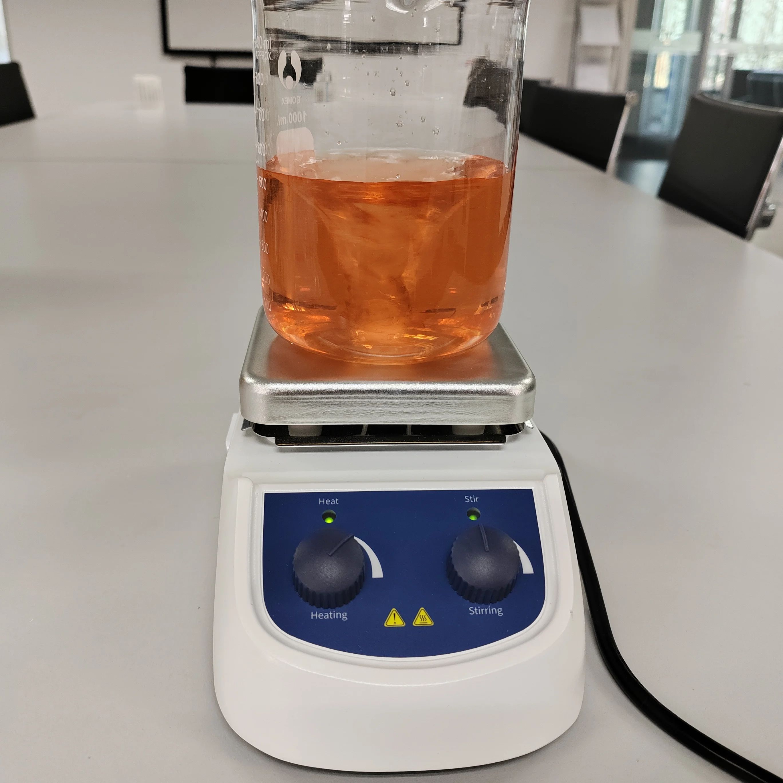 Mieszadło magnetyczne z podgrz – Lab Equipment recenzja i cena